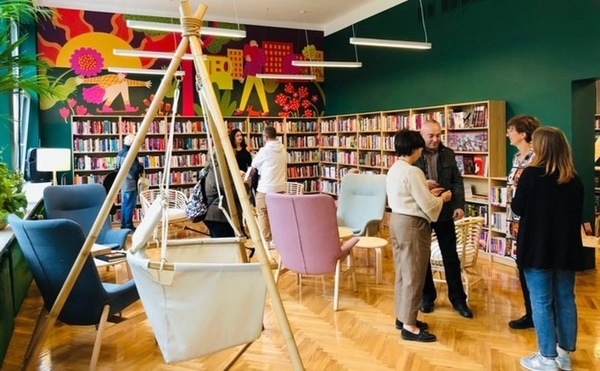 Ponad 55 tys. osób odwiedziło w ubiegłym roku bibliotekę na Teofilowie w Łodzi.  Dziś placówka otworzyła swe podwoje dla czytelników po remoncie.