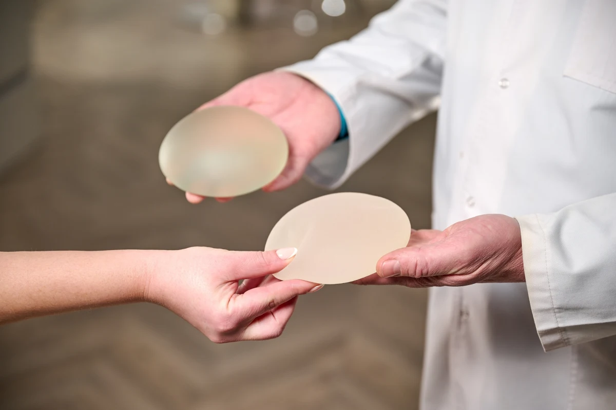 W tym roku w Łódzkiem wykonano rekonstrukcje piersi u 295 kobiet na niemal tysiąc operowanych pacjentek z rakiem piersi. Zabiegi są finansowane przez NFZ bez względu na wiek, ale mało kobiet o tym wie.