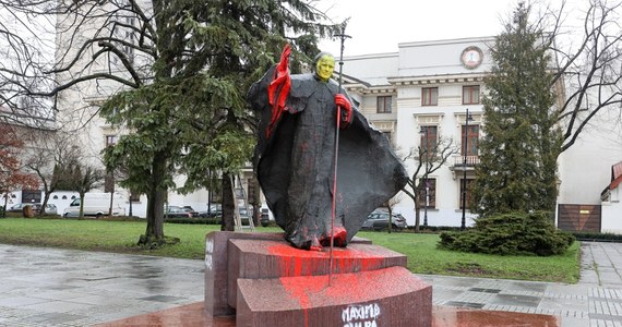 Cztery miesiące więzienia z warunkowym zawieszeniem na rok. Taki wyrok wydał Sąd Rejonowy w Łodzi w sprawie studenta, który w kwietniu 2023 r. oblał farbą pomnik Jana Pawła II przed łódzką Archikatedrą i umieścił na nim napis "Maxima culpa".