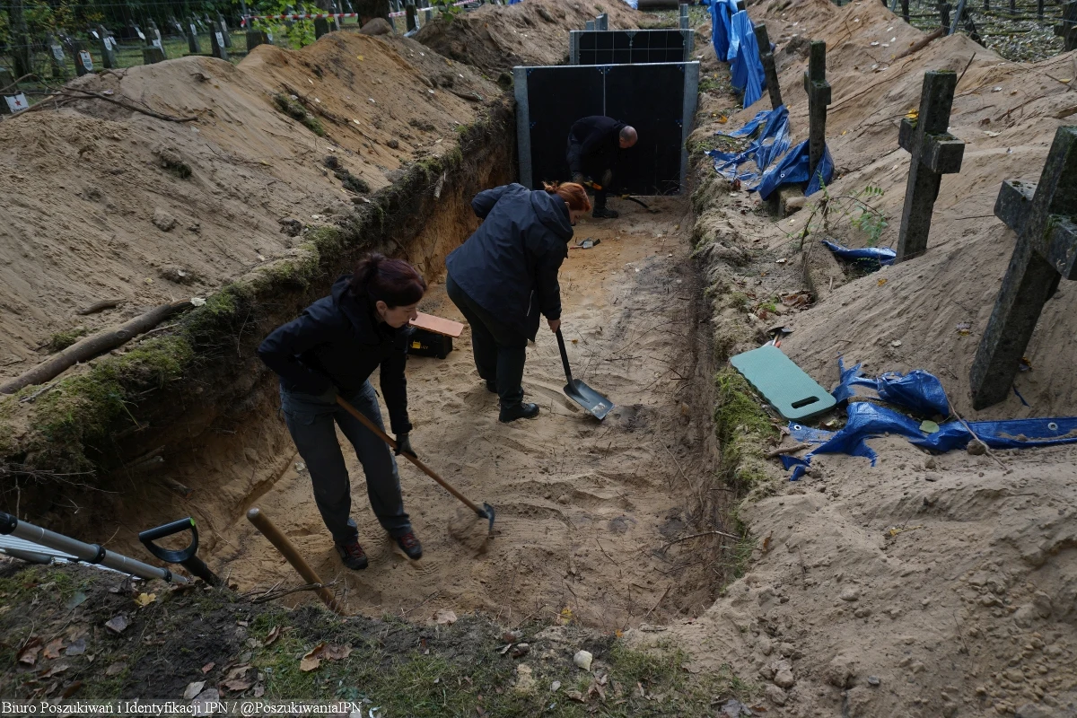 W Białymstoku w Podlaskiem ujawniono ponad 20 jam grobowych, z których wydobyto do tej pory szczątki 9 osób, prawdopodobnie ofiar terroru komunistycznego - poinformowało we wtorek Biuro Poszukiwań i Identyfikacji IPN. 