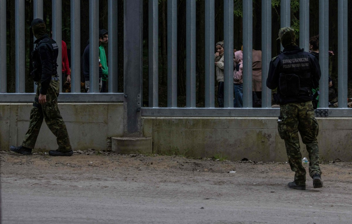 Komisja Europejska przymknie oko na tymczasowe zawieszenie przez Polskę prawa azylowego na wzór Finlandii. Bruksela nie rozpocznie wobec Polski żadnych karnych procedur - ustaliła w Komisji Europejskiej korespondentka RMF FM Katarzyna Szymańska-Borginon. 