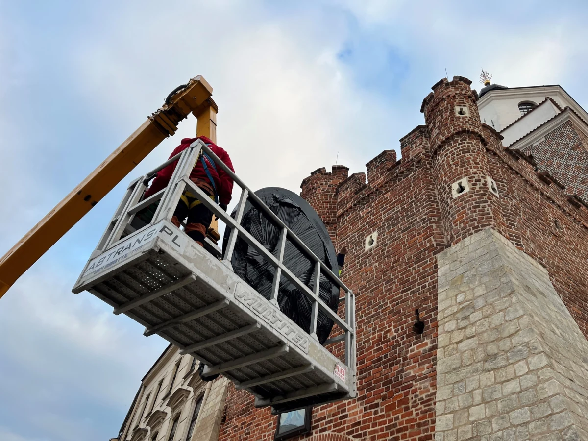 W Lublinie zaczęły się przygotowania do montażu zegarów, które w środowy poranek powrócą na Bramę Krakowską. W jej wnętrzach ekipy budowlane szykują wnęki, w których zamontowane będą nowe tarcze. Nowy będzie też mechanizm.