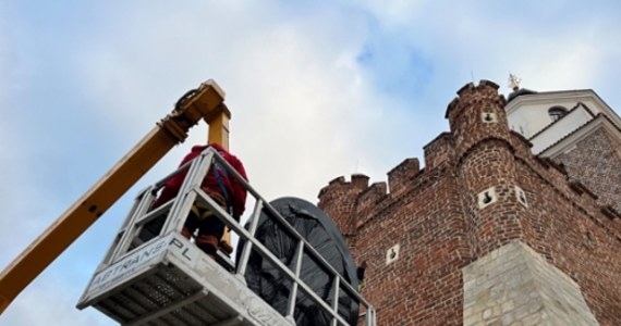 W Lublinie zaczęły się przygotowania do montażu zegarów, które w środowy poranek powrócą na Bramę Krakowską. W jej wnętrzach ekipy budowlane szykują wnęki, w których zamontowane będą nowe tarcze. Nowy będzie też mechanizm.