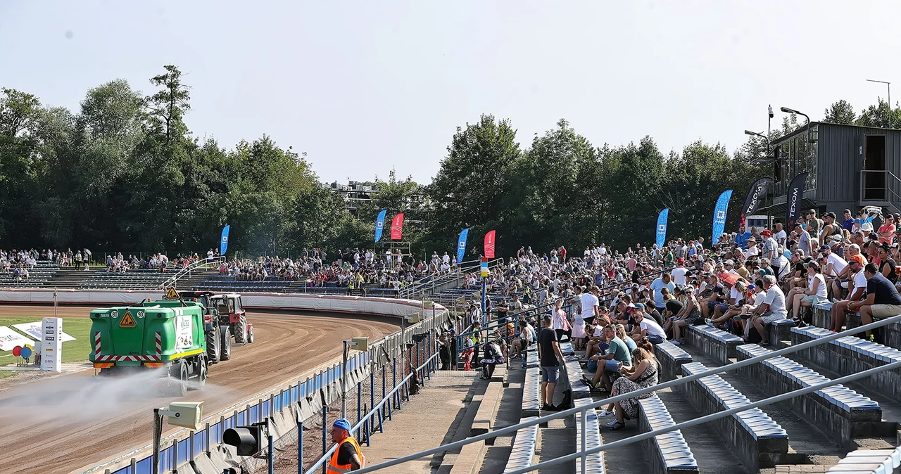 Trybuna główna żużlowego stadionu w Krakowie.