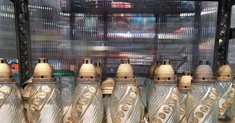 Tyle trzeba będzie wydać na Wszystkich Świętych. Wiązanki i znicze coraz droższe