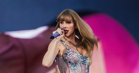 Taylor Swift rusza z kolejnym projektem. Piosenkarka zapowiedziała premierę książki poświęconej dobiegającej końca trasie koncertowej "The Eras Tour". Lektura do sprzedaży ma trafić już w listopadzie i nie jest to jedyna niespodzianka, jaką przygotowała dla fanów artystka.