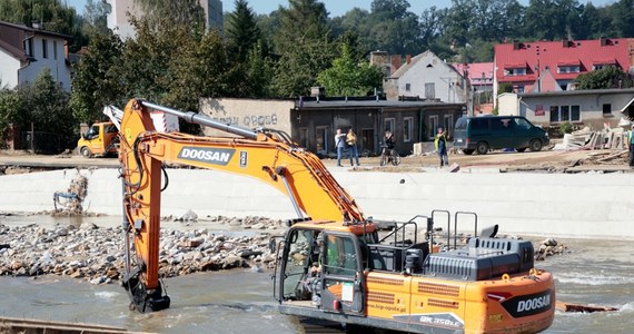 Nie wszystkie odcinki dróg krajowych w województwie opolskim są przejezdne - informuje GDDKiA. W ramach akcji popowodziowej sprawdzono 150 km dróg i ponad 80 obiektów mostowych - dodano w komunikacie.