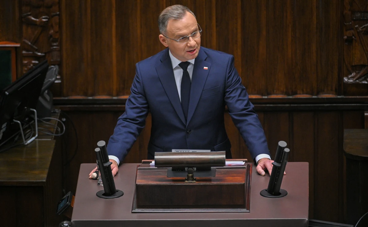 "Cieszę się, że rząd premiera Donalda Tuska i jego obóz nareszcie dołączył do obrońców granicy Rzeczypospolitej" - powiedział prezydent Andrzej Duda w wygłoszonym w Sejmie orędziu. "Teraz nastąpiła zmiana o 180 stopni. Chcę to podkreślić - lepiej późno niż wcale. Ale trzeba pamiętać, że nigdy za swoje skandaliczne słowa państwo nie przeprosiliście" - grzmiał z mównicy sejmowej. Szef państwa polskiego mówił też m.in. o polskiej obronności, wielkich inwestycjach infrastrukturalnych, wymiarze sądownictwa i dyplomacji.