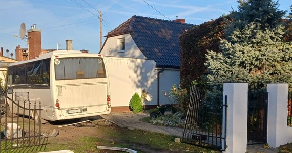 Chwile grozy przeżyli uczniowie jadący autobusem szkolnym w miejscowości Góra na Dolnym Śląsku. Kierowca autobusu nagle zjechał z drogi, uderzył w dwa zaparkowane auta, sforsował ogrodzenie i wjechał w budynek. W pojeździe było 23 uczniów i opiekunka - podróżowali do szkoły.