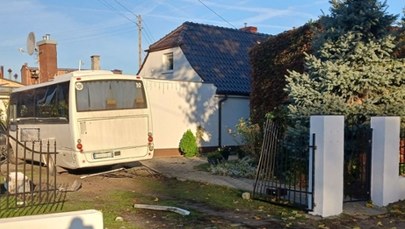 Autobus z dziećmi uderzył w samochody i budynek