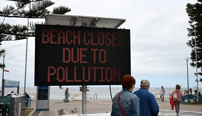 Woda wyrzuciła na brzeg tajemnicze czarne kulki. Zamknęli popularne plaże