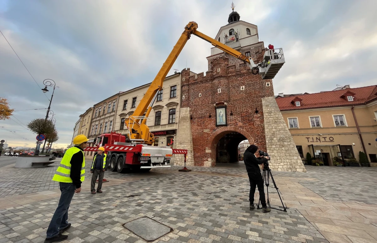 Od dzisiaj przechodnie w Lublinie znów będą mogli zadzierać głowy, żeby na Bramie Krakowskiej sprawdzić, która jest godzina. Na zabytek powracają zegary, które - w co wielu mieszkańcom trudno będzie uwierzyć - mają pokazywać aktualny czas.