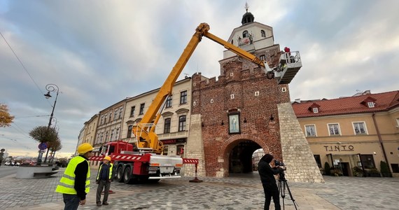 Od dzisiaj przechodnie w Lublinie znów będą mogli zadzierać głowy, żeby na Bramie Krakowskiej sprawdzić, która jest godzina. Na zabytek powracają zegary, które - w co wielu mieszkańcom trudno będzie uwierzyć - mają pokazywać aktualny czas.