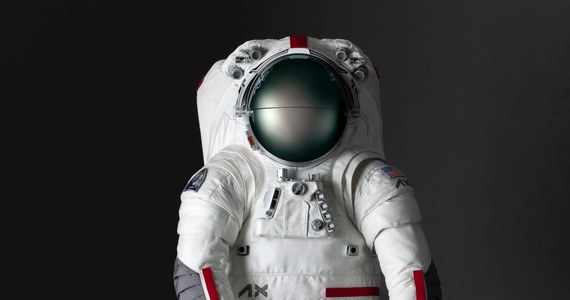 Na Międzynarodowym Kongresie Astronautycznym w Mediolanie firma Axiom Space i Prada po raz pierwszy ujawniły projekt skafandra Axiom Extravehicular Mobility Unit (AxEMU), który będzie używany podczas misji księżycowej NASA Artemis III. Podczas prezentacji podkreślano, że liderzy branży kosmicznej i modowej połączyli siły, łącząc kreatywność i inżynierię, aby ulepszyć projekt skafandra nowej generacji. "Nasze elitarne zespoły zdefiniowały na nowo rozwój skafandrów, wykorzystując innowacyjne rozwiązania i nowoczesne podejście projektowe dla AxEMU" - powiedział Matt Ondler, prezes Axiom Space. Jego zdaniem partnerstwo Axiom Space-Prada to nowy model współpracy między branżami, który rozszerza komercyjne możliwości w podboju Kosmosu. 