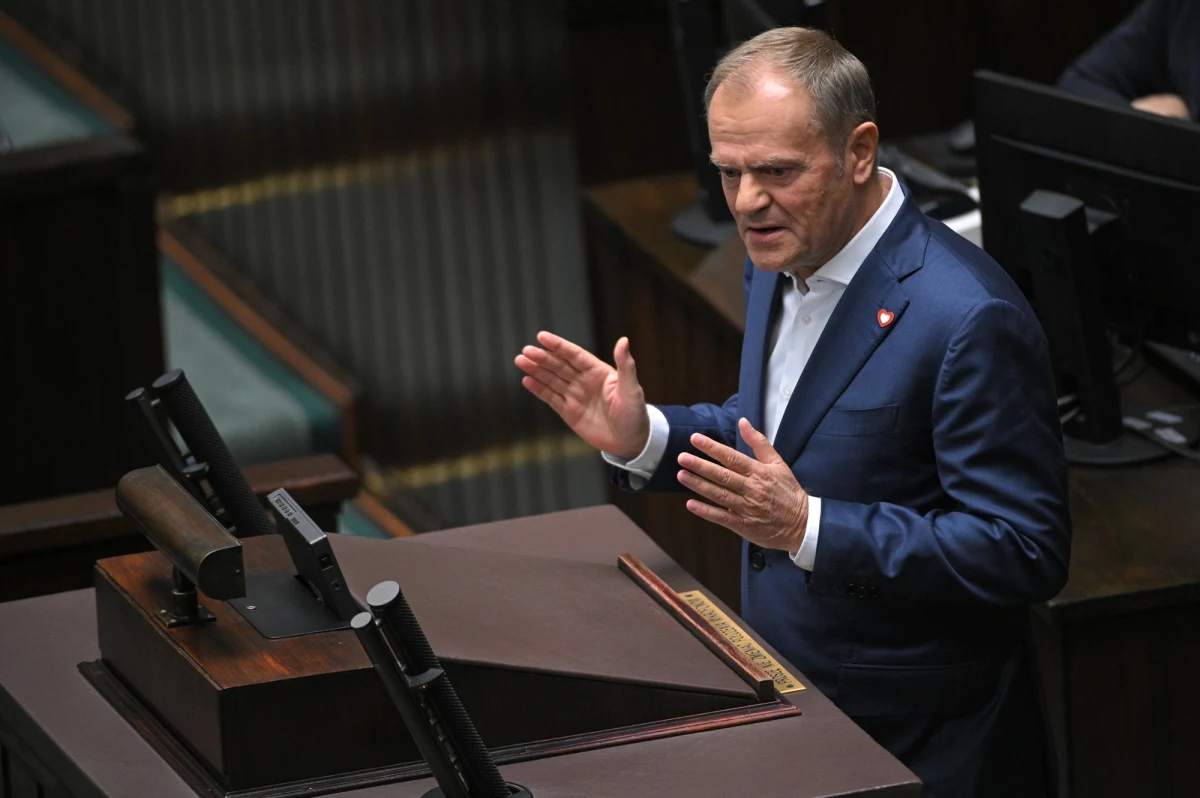 ​"Polki i Polacy 15 października w wielkim narodowym zrywie odsunęli złą władzę, uwolnili Polskę od kłamstwa, korupcji i od nieudolności" - powiedział premier Donald Tusk, odpowiadając na orędzie wygłoszone w Sejmie przez prezydenta Andrzeja Dudę. Wystąpienie szefa państwa polskiego skrytykowali też m.in. minister sprawiedliwości Adam Bodnar i szef polskiej dyplomacji Radosław Sikorski.