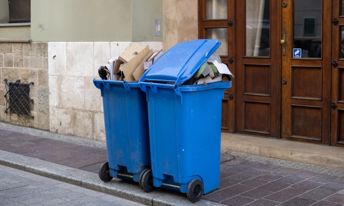 Śmieci nie są odbierane od mieszkańców Wieliczki od soboty, 12 października. Reporterka RMF FM Agata Guz ustaliła jednak, że w najbliższych dniach odbiór odpadów zostanie wznowiony. W środę - podczas nadzwyczajnej sesji Rady Miasta - radni podjęli uchwałę dotyczącą zwiększenia opłat.