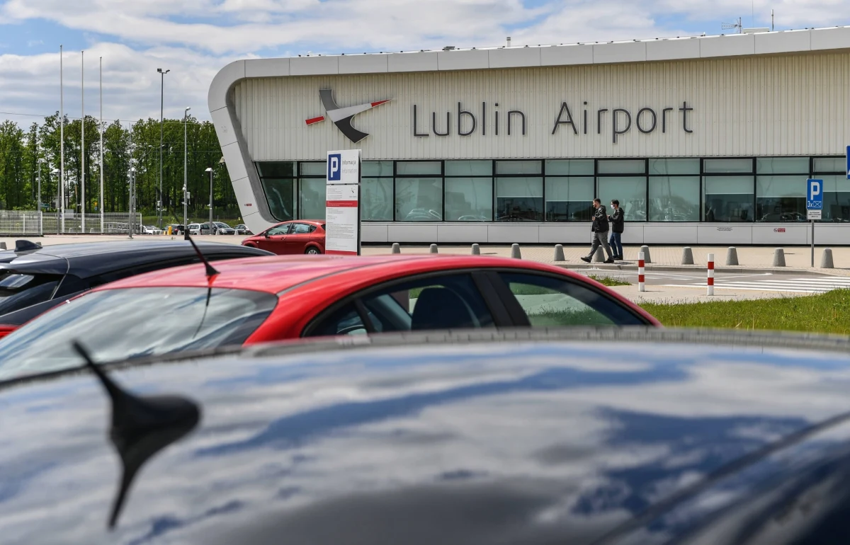 Na razie nie dojdzie do skutku zapowiadana sprzedaż udziałów miasta w Porcie Lotniczym Lublin. Ratusz zakładał, że z tej transakcji jeszcze w tym roku wpłynie do kasy miasta ponad 100 mln zł. Pieniędzy jednak nie będzie, a miasto zwiększy zadłużenie.
