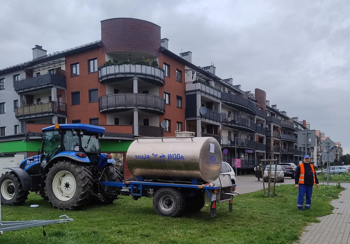 Położona obok Jarosławia miejscowość Kidałowice (woj. podkarpackie) nie musi się już obawiać kranówki. Sanepid zmienił swoją decyzję dotyczącą przydatności wody do spożycia. Na dziś zapowiedziano pobranie próbek z sieci wodociągowej w Jarosławiu, w której stwierdzono obecność groźnych bakterii. Odkażanie sieci ma trwać do piątku. Wtedy też pobrane mają zostać następne próbki.