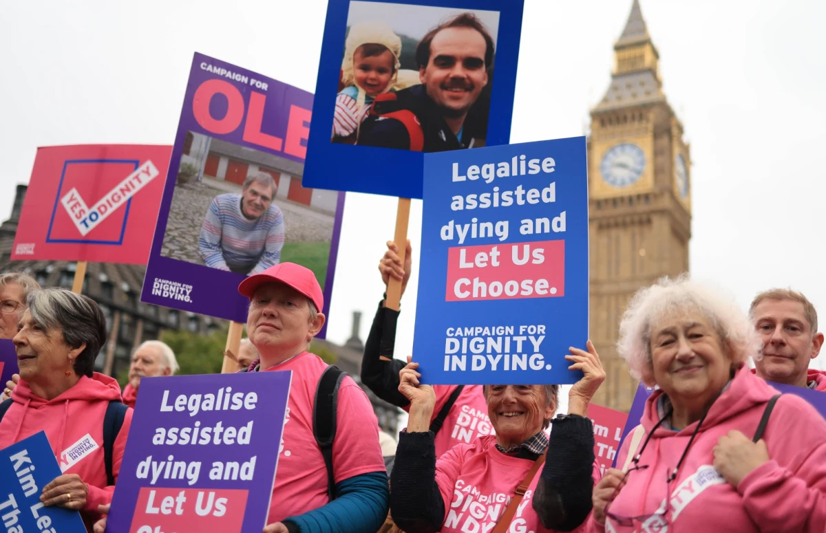 W środę w parlamencie Wielkiej Brytanii zostanie przedstawiony projekt ustawy, który może zezwolić nieuleczalnie chorym dorosłym w Anglii i Walii na wspomagane umieranie. To pierwsza taka inicjatywa od dekady, która rozpala emocje i dzieli opinię publiczną. Ustawa o wspomaganym umieraniu zakłada, że osoby dorosłe, psychicznie kompetentne, z nieuleczalną chorobą i przewidywaną długością życia sześć miesięcy lub mniej, będą mogły zdecydować o zakończeniu swojego życia z pomocą medyczną.