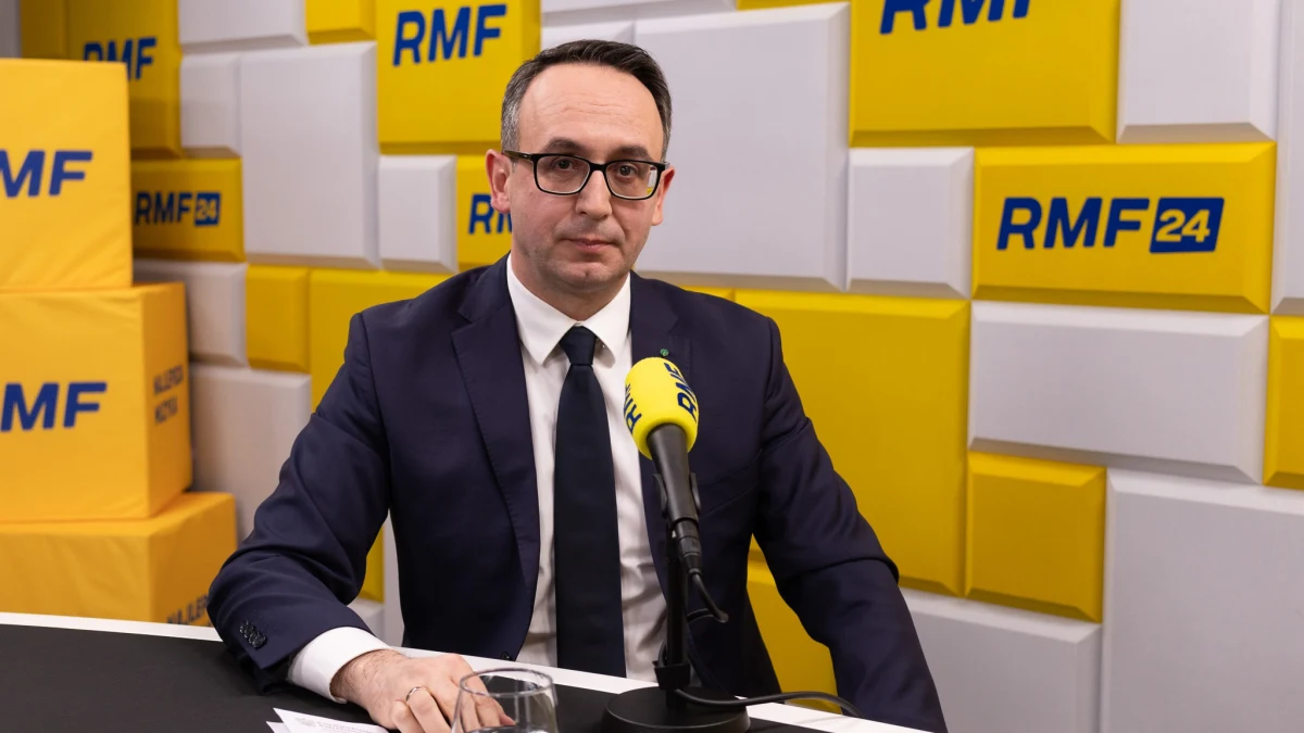 "Prawdziwą robotę robimy my, nasi poprzednicy byli dobrzy w wizualizacjach" - tak o realizacji Centralnego Portu Komunikacyjnego mówił w Popołudniowej rozmowie w RMF FM minister infrastruktury Dariusz Klimczak. Dodał, że jego poprzednicy "chcieli z Baranowa zrobić centrum Polski, ale komunikacja wygląda zupełnie inaczej". "Ja doskonale odczytuję problemy komunikacyjne, to mi nie zatrzymywał się autobus, bo był przepełniony i PiS nie będzie mnie uczył, w jaki sposób realizować politykę komunikacyjną" - powiedział Klimczak. 