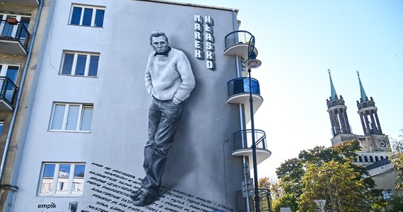 Przy placu Wilsona w Warszawie powstał mural upamiętniający Marka Hłaskę. Pisarz znany jest m.in. za sprawą takich utworów jak "Ósmy dzień tygodnia" czy "Piękni dwudziestoletni". Rok 2024 został ogłoszony uchwałą Sejmu rokiem Marka Hłaski.