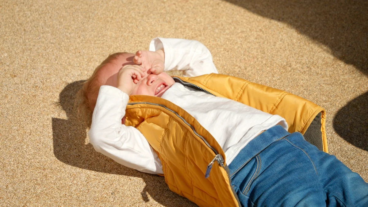 Naruszenie nietykalności cielesnej małoletniego - za to właśnie poszukiwana jest kobieta, która na placu zabaw przy ul. Kochanowskiego w Warszawie miała "wyszarpać dziecko z huśtawki i rzucić nim". Tak właśnie określiła zdarzenie matka półtorarocznego chłopca. Policja opublikowała wizerunek poszukiwanej i zaapelowała o pomoc. 