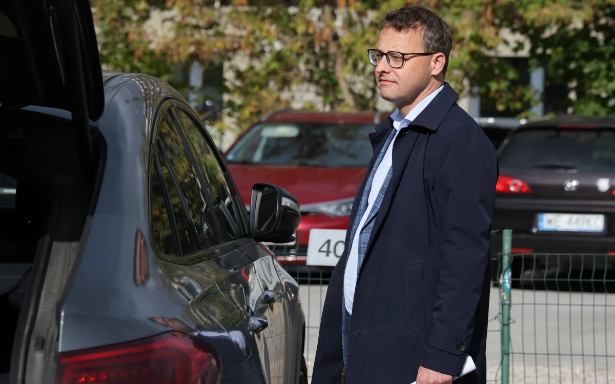 Prokurator skierował do sądu wniosek o tymczasowe aresztowanie Marcina Romanowskiego. Wobec posła Suwerennej Polski, któremu prokurator przedstawił 11 zarzutów związanych z rozdzielaniem środków Funduszu Sprawiedliwości, nie zastosowano po wtorkowym przesłuchaniu żadnych środków zapobiegawczych. W środę po analizie przesłuchania prokurator zdecydował o wystąpieniu do sądu o tymczasowe aresztowanie polityka na trzy miesiące.