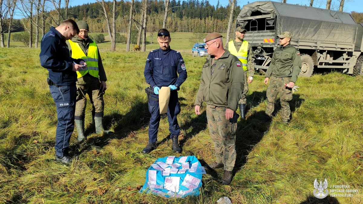 Nikt nie zgłosił się po 10 tysięcy euro, które podczas sprzątania po powodzi znaleźli żołnierze Wojsk Obrony Terytorialnej. Pieniądze były schowane w worku na śmieci. Leżały przy wale przeciwpowodziowym między Lądkiem-Zdrojem a Stroniem Śląskim. 