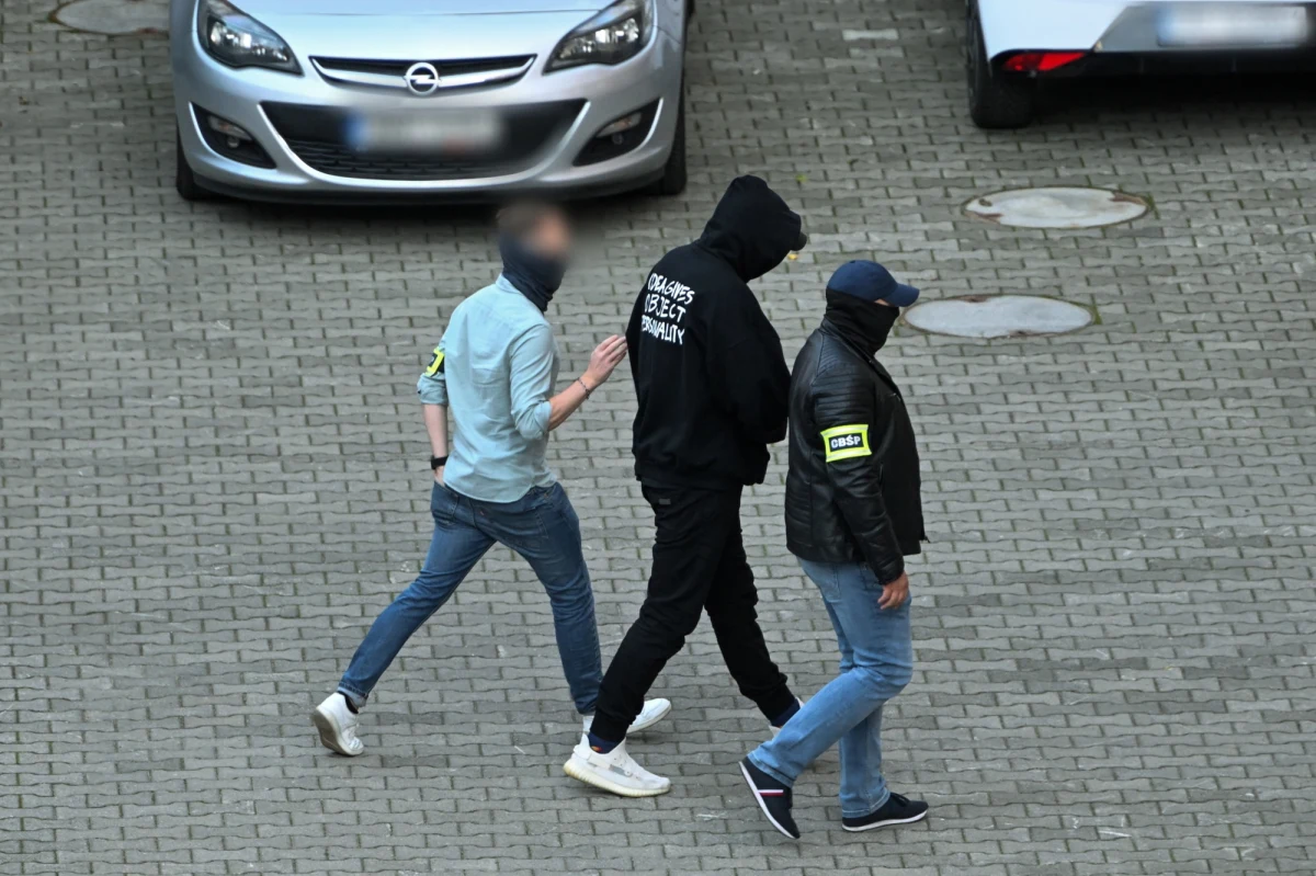 Jest decyzja o trzymiesięcznym areszcie dla znanego polskiego youtubera Kamila L., pseudonim Budda. Razem z nim aresztowano cztery osoby - w tym partnerkę "Buddy". W poniedziałek zatrzymano w tej sprawie w sumie 10 osób. 