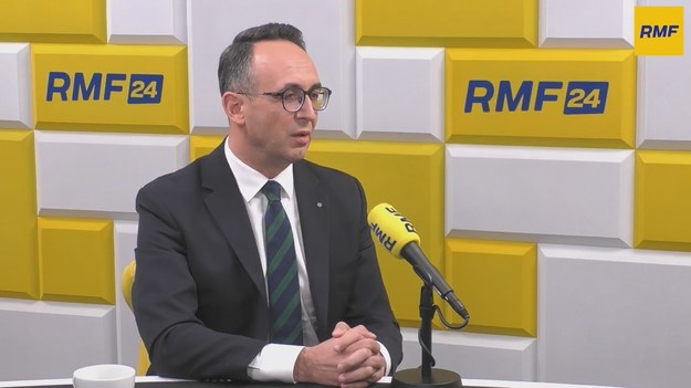 "Prawdziwą robotę robimy my, nasi poprzednicy byli dobrzy w wizualizacjach" - tak o realizacji Centralnego Portu Komunikacyjnego mówił w Popołudniowej rozmowie w RMF FM minister infrastruktury Dariusz Klimczak. Dodał, że jego poprzednicy "chcieli z Baranowa zrobić centrum Polski, ale komunikacja wygląda zupełnie inaczej". "Ja doskonale odczytuję problemy komunikacyjne, to mi nie zatrzymywał się autobus, bo był przepełniony i PiS nie będzie mnie uczył, w jaki sposób realizować politykę komunikacyjną" - powiedział Klimczak.