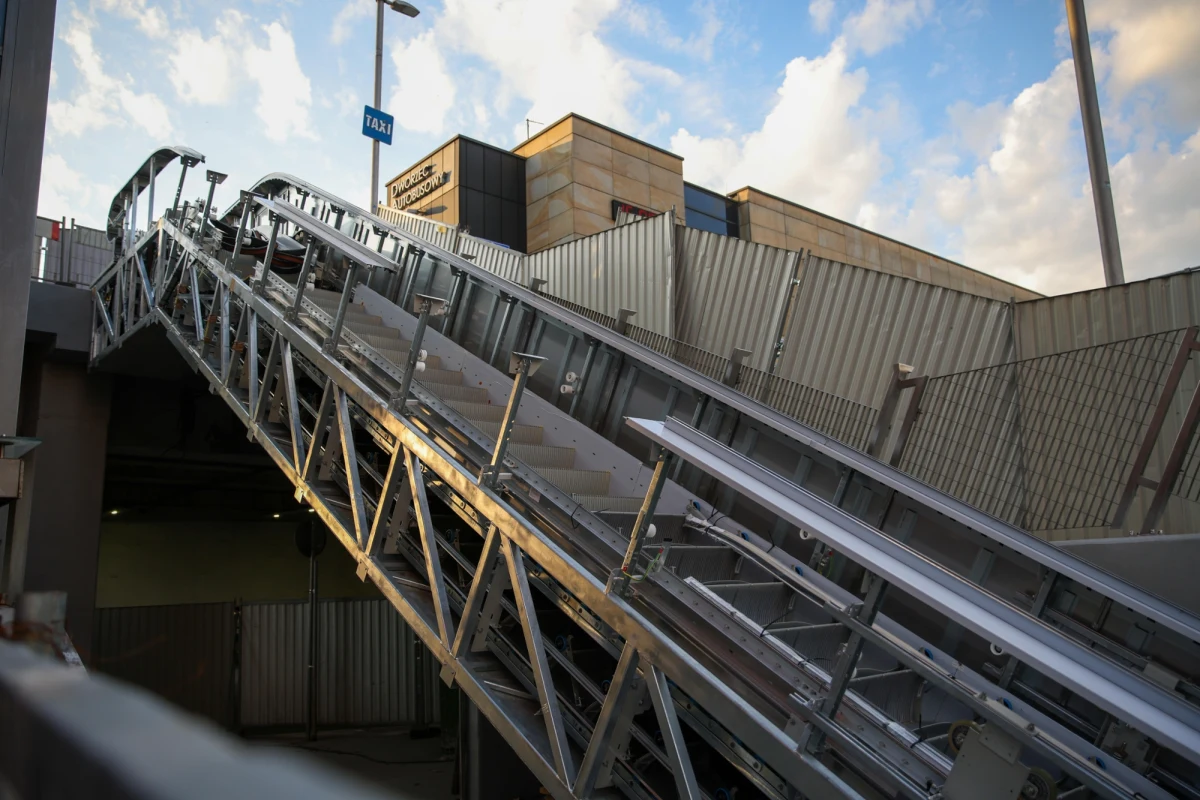 Nowe ruchome schody przy Małopolskim Dworcu Autobusowym w Krakowie znów się zatrzymują. Tym razem chwilowo. "Przyczynami są przeglądy konserwacyjne, działanie czujników bezpieczeństwa, ale i nieuzasadnione włączenia przycisku bezpieczeństwa" - poinformował Zarząd Dróg Miasta.