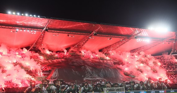 Legia Warszawa została ukarana łączną grzywną 80 tys. euro i zamknięciem trybuny północnej na jeden mecz w europejskich pucharach w zawieszeniu na dwa lata w związku z wydarzeniami podczas spotkania Ligi Konferencji z Betisem Sewilla. Decyzję w tej sprawie podjęła UEFA.