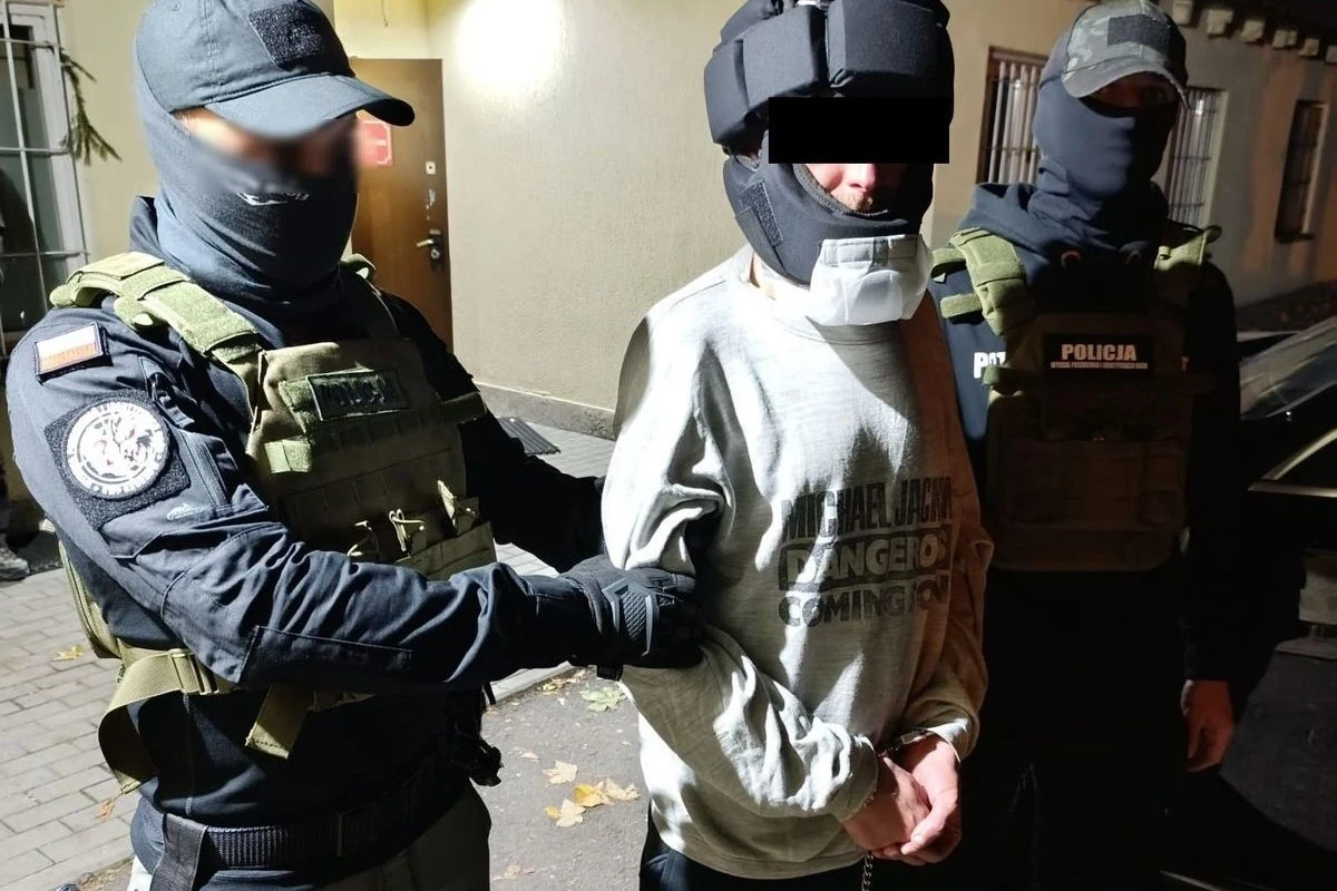 Policjanci zatrzymali na Podkarpaciu 34-letniego Bartłomieja B., aresztowanego w związku z zarzutem podwójnego zabójstwa. Mężczyzna był poszukiwany od ponad tygodnia po tym, jak uciekł z obserwacji sądowo-psychiatrycznej. Jak dowiedział się dziennikarz RMF FM Jakub Rybski, mężczyzna chciał uciec z Polski. 