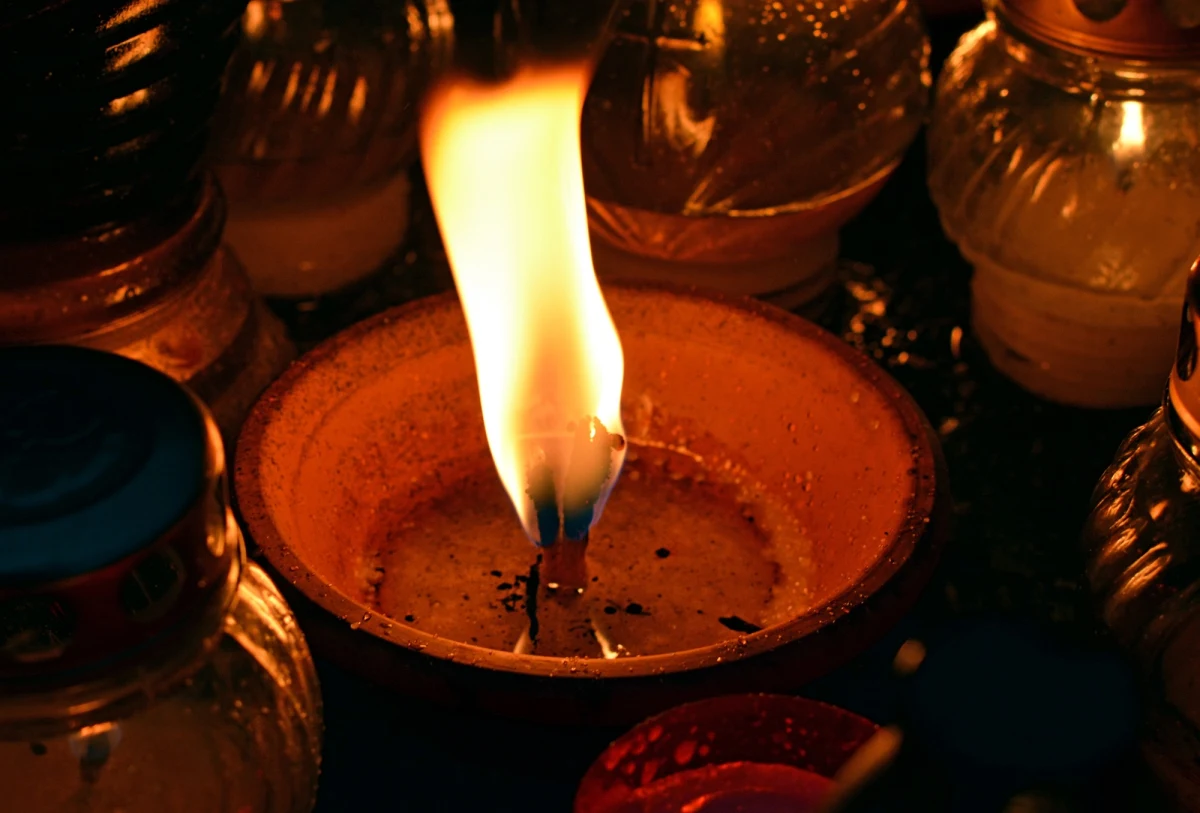 Jedna z najważniejszych postaci australijskiej muzyki elektronicznej i post-punkowej, Ian "Ollie" Olsen zmarł w wieku 66 lat. Oświadczenie o śmierci muzyka pojawiło się w jego mediach społecznościowych. Olsen odszedł spokojnie we śnie, a do ostatnich chwil towarzyszyła mu jego żona, Jayne. Muzyk od 2019 roku cierpiał na zanik wieloukładowy, która to choroba została zdiagnozowana u niego rok później.