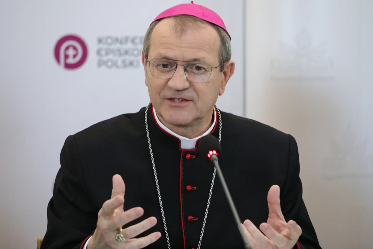 Uczniowie, którzy nie uczestniczą w lekcjach religii, powinni w tym czasie chodzić na lekcje etyki. Udział w jednej z tych lekcji powinien być obowiązkowy - uważa abp Tadeusz Wojda, przewodniczący Konferencji Episkopatu Polski. Przekonuje, że gdyby lekcje religii i etyki były obowiązkowe, nie byłoby argumentów, żeby umieszczać je na pierwszej lub ostatniej godzinie lekcyjnej.