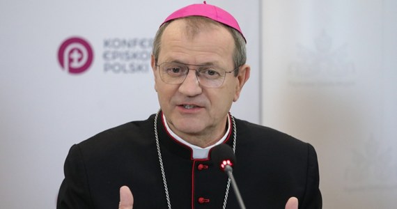 Uczniowie, którzy nie uczestniczą w lekcjach religii, powinni w tym czasie chodzić na lekcje etyki. Udział w jednej z tych lekcji powinien być obowiązkowy - uważa abp Tadeusz Wojda, przewodniczący Konferencji Episkopatu Polski. Przekonuje, że gdyby lekcje religii i etyki były obowiązkowe, nie byłoby argumentów, żeby umieszczać je na pierwszej lub ostatniej godzinie lekcyjnej.