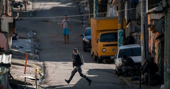 Gangsterzy w brazylijskim Rio de Janeiro mają sposób na ucieczkę przed policją. Pokazali to w środę, kiedy na jednej z ulic ustawili dziewięć uprzednio porwanych autobusów komunikacji miejskiej, tworząc barykadę nie do sforsowania.