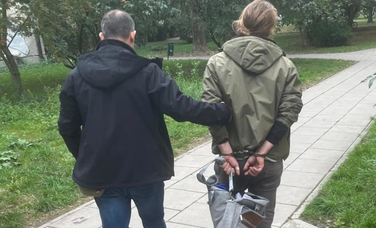 Podpalił 5 samochodów zaparkowanych na Saskiej Kępie, ale wpadł w ręce policji, która przeanalizowała każdy krok podpalacza, od momentu gdy pojawił się w okolicy.