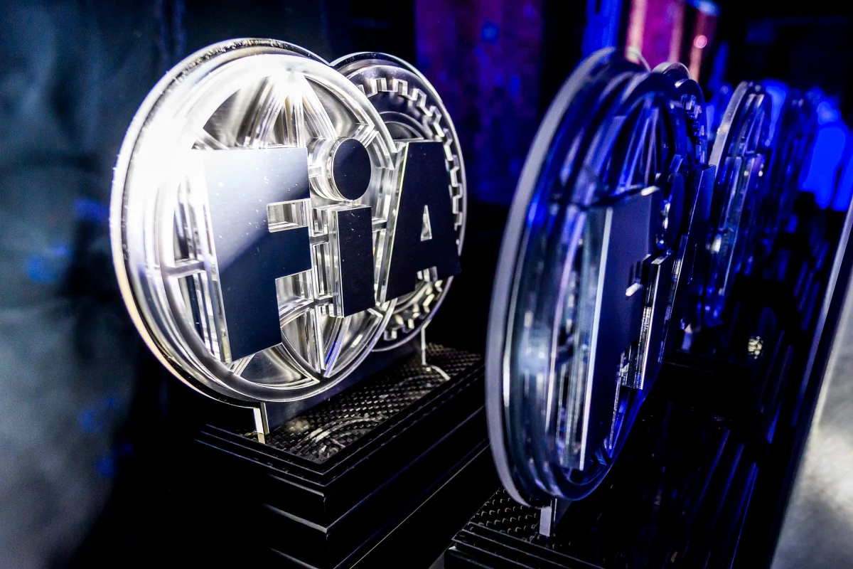 Rajd Śląska, który miał miejsce w ubiegły weekend, zakończył sezon rajdowych mistrzostw Europy (FIA ERC), a jego wyniki zdecydowały o tym, kto sięgnął po tytuł. Dzień po zakończeniu rywalizacji najlepsze rajdowe załogi Starego Kontynentu ponownie odwiedziły Katowice, by odebrać trofea z rąk ośmiokrotnego mistrza świata. Ceremonia rozdania nagród w najstarszym na świecie cyklu odbyła się w katowickiej Fabryce Porcelany.