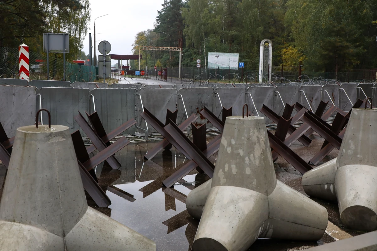 "Przyjęta przez rząd strategia pozwoli zapanować nad migracją" - powiedział w czwartek minister spraw wewnętrznych i administracji Tomasz Siemoniak na briefingu prasowym na Podlasiu, przy polsko-białoruskiej granicy. Jego zastępca Czesław Mroczek ujawnił, że w przyszłym roku granicy polsko-białoruskiej będą pilnować nowe oddziały SG, szkolone do fizycznej i bezpośredniej ochrony.