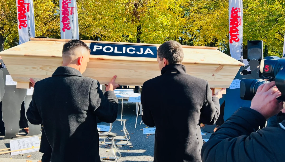 W Warszawie przed kancelarią premiera odbył się protest związkowców z policyjnej "Solidarności". Policjanci protestowali ubrani na czarno i z karawanem pogrzebowym na wyposażeniu. Jak uzasadniali, mamy do czynienia z "ceremonią pogrzebową".
