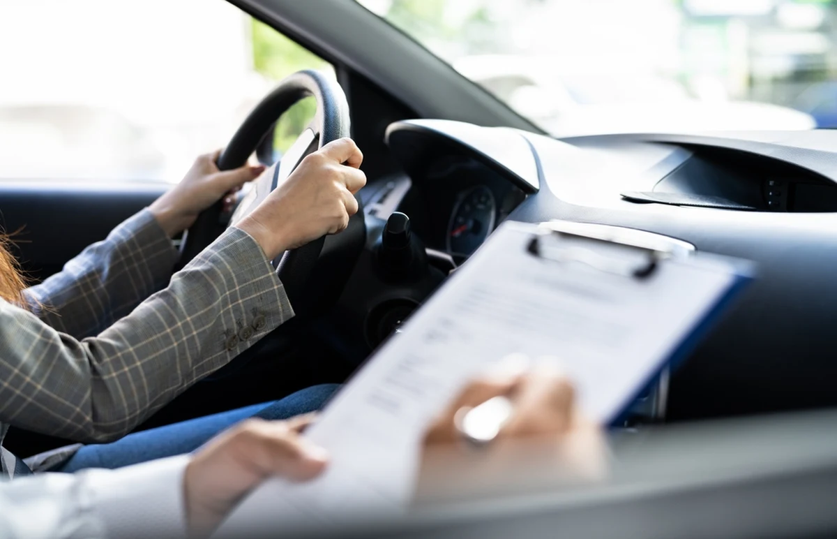 W pierwszym kwartale przyszłego roku Sejm może przyjąć nowe przepisy, które umożliwią 17-latkom zdobycie prawa jazdy kategorii B - ustaliła reporterka RMF FM. Gotowy projekt nowelizacji ustawy został zgłoszony do wpisu prac legislacyjnych Rady Ministrów, a później trafi do konsultacji międzyrządowych.