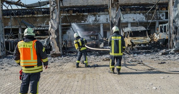 Niedobrze jest nie mieć systemu sygnalizacji pożarowej. Nie mieć takiego systemu w jednostce strażackiej - jeszcze gorzej. W niemieckim Stadtallendorf w środkowej Hesji spłonęła remiza z wozami strażackimi i sprzętem. Straty szacuje się na co najmniej 20 milionów euro.