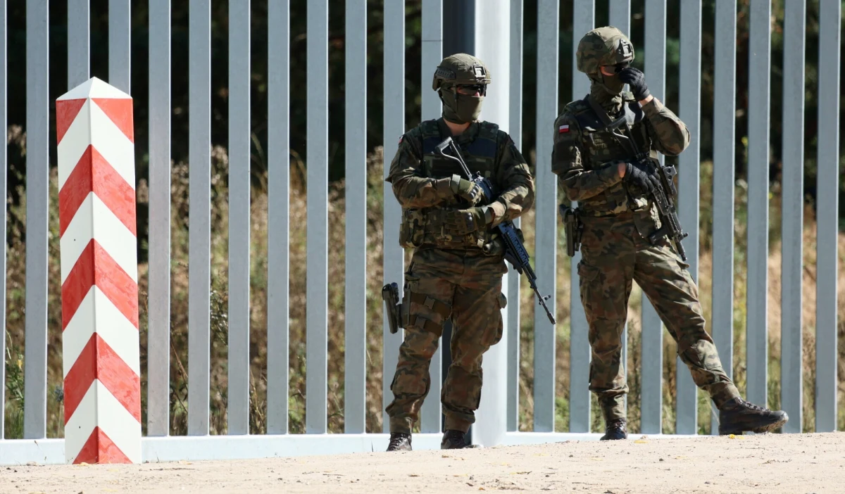 Presja migracyjna, stworzona przez reżimy w Mińsku i Moskwie, nie ustaje. Jak przekazał wiceminister obrony narodowej Paweł Bejda, o ile liczba prób nielegalnego przekroczenia granicy ostatnio maleje, to należy liczyć się z jej wzrostem. Wiceszef MON poinformował również, że od początku roku na granicy z Białorusią rannych zostało 63 żołnierzy.