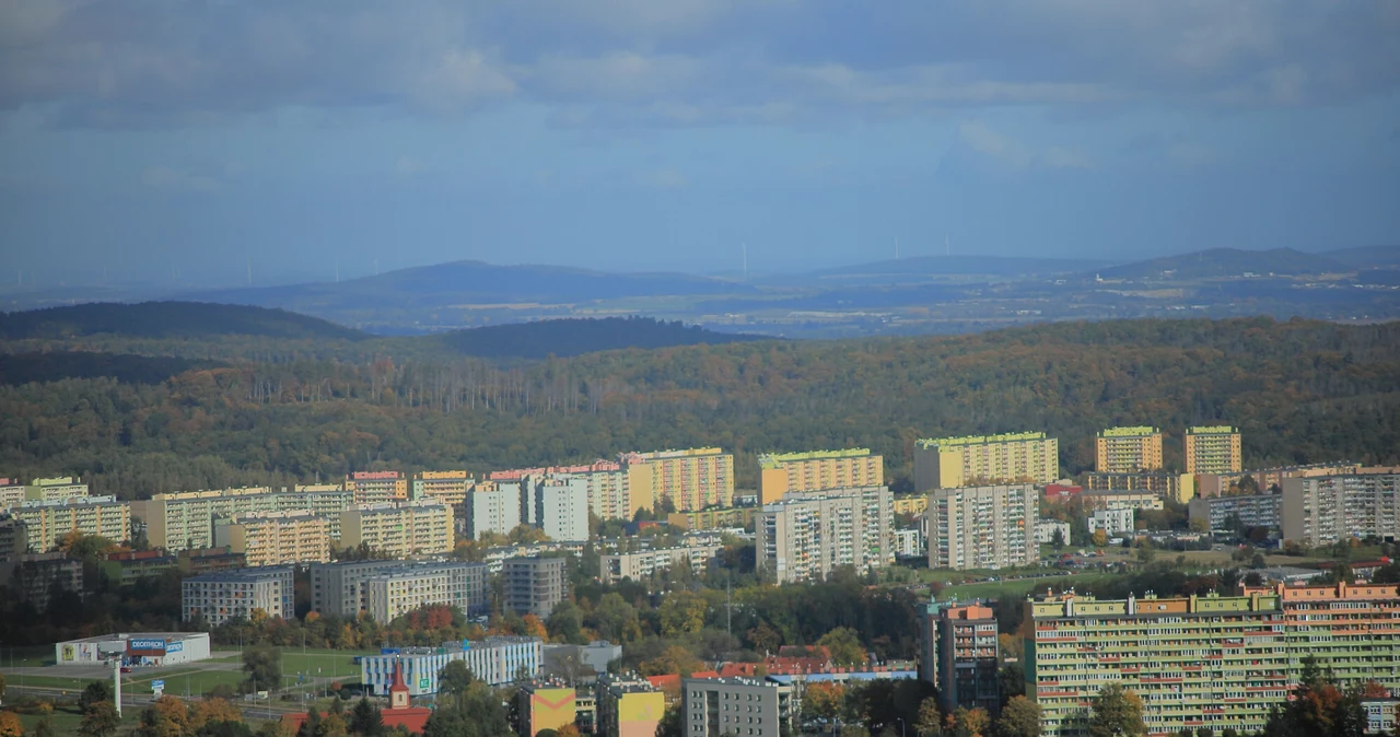 Wałbrzych jest jednym z miejsc objętych alertem IMGW drugiego stopnia dotyczącego silnego wiatru. Tereny bardziej na północ objęte są ostrzeżeniem pierwszego stopnia