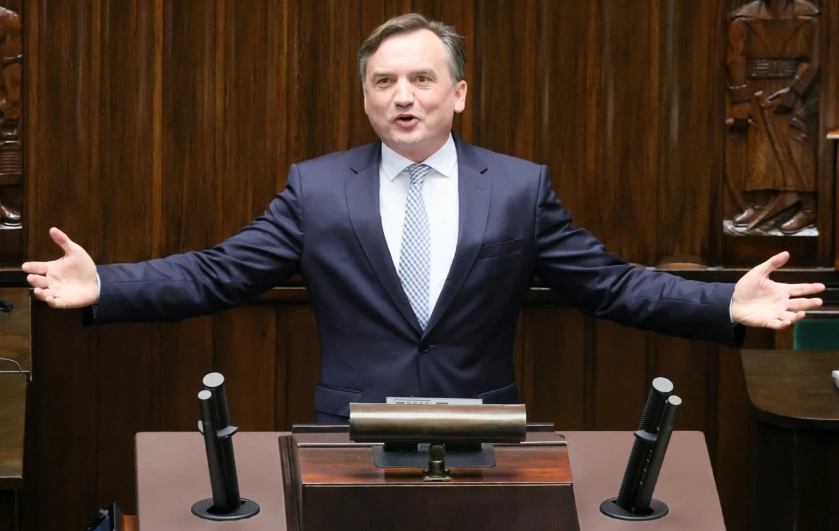 Dzień po tym, jak Zbigniew Ziobro nie stawił się na przesłuchanie w komisji śledczej ds. Pegasusa, pojawił się w sieradzkiej prokuraturze, gdzie złożył zeznania - informuje Onet.