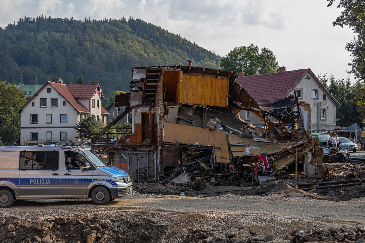 11 tysięcy domów jednorodzinnych zniszczyła lub w różnym stopniu uszkodziła powódź w południowo-zachodniej Polsce. Z najnowszych danych resortu spraw wewnętrznych i administracji wynika też, że straty dotyczą też 2150 budynków wielorodzinnych. W sumie na zasiłki wypłacono już 357 milionów złotych. Te pieniądze trafiły do 73 tysięcy rodzin.