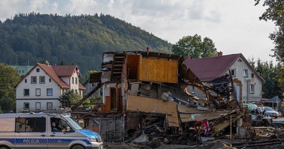 11 tysięcy domów jednorodzinnych zniszczyła lub w różnym stopniu uszkodziła powódź w południowo-zachodniej Polsce. Z najnowszych danych resortu spraw wewnętrznych i administracji wynika też, że straty dotyczą też 2150 budynków wielorodzinnych. W sumie na zasiłki wypłacono już 357 milionów złotych. Te pieniądze trafiły do 73 tysięcy rodzin.