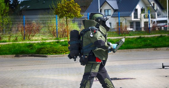 15 mieszkańców bloku przy ul. Paderewskiego w Radomiu zostało ewakuowanych. Jeden z lokatorów przechowywał w swoim domu pociski artyleryjskie, najprawdopodobniej z czasów II wojny światowej. Informację o ewakuacji otrzymaliśmy na Gorącą Linię RMF FM.