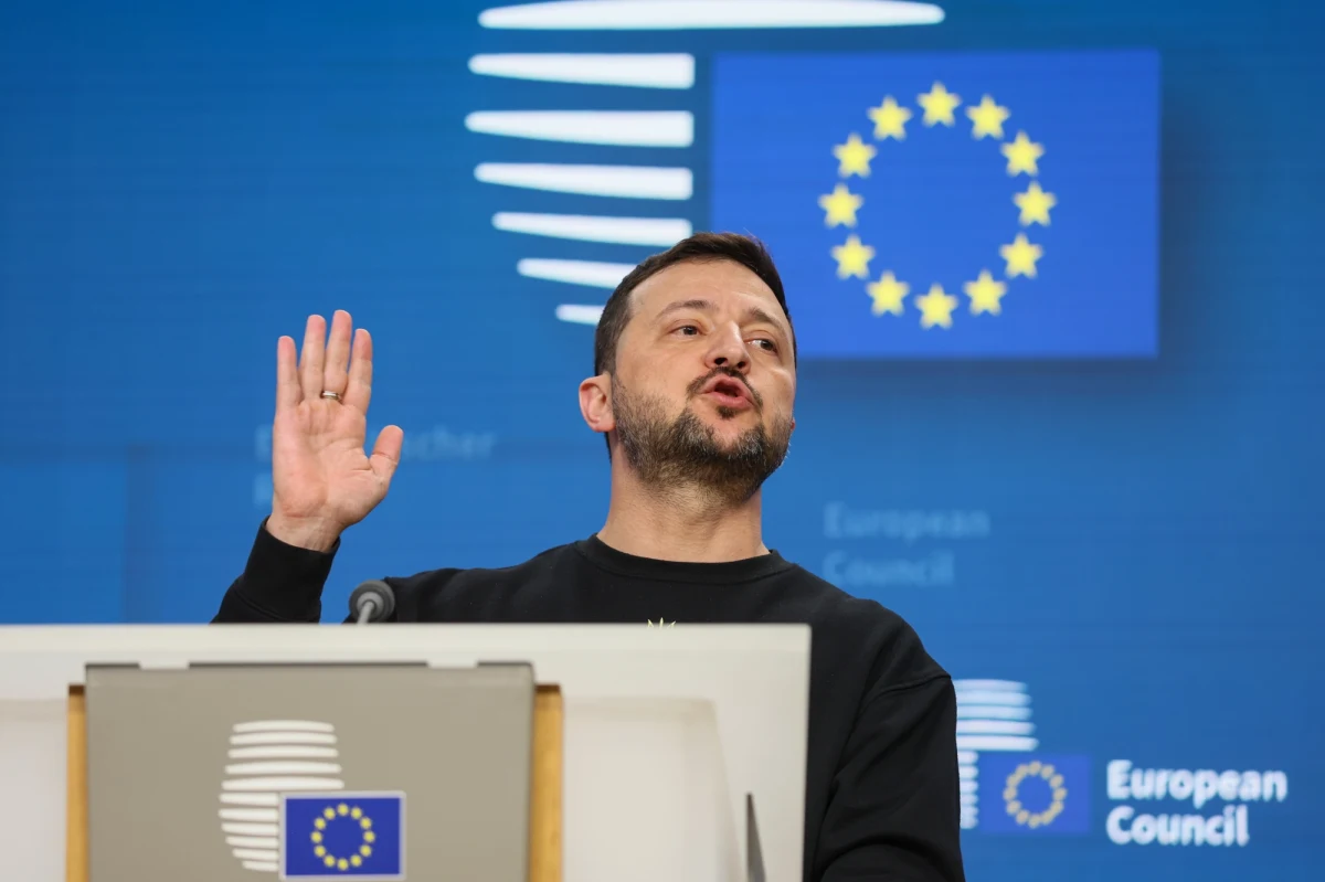 Prezydent Wołodymyr Zełenski poinformował w Brukseli, że rozmawiał z Donaldem Trumpem o szansach wstąpienia Ukrainy do NATO. Powiedział mu, że Kijów ma dwie opcje: albo wstąpi do Sojuszu Północnoatlantyckiego, albo będzie mieć broń nuklearną. Później jednak doprecyzował swoją wypowiedź i zaprzeczył temu, że jego kraj przygotowuje się do stworzenia broni nuklearnej "lub czegoś podobnego". Po spotkaniu z 27 przywódcami państw UE poinformował natomiast, że 18 z nich zabrało głos w sprawie jego "planu zwycięstwa" w wojnie z Rosją. Większość z nich zadeklarowała pełne poparcie.